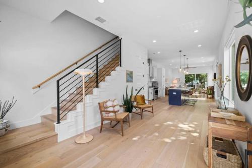 ein Wohnzimmer mit Treppe und ein Esszimmer in der Unterkunft Home in Cherrywood with Private Backyard in Austin