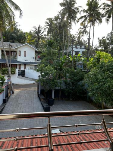 ein Blick vom Balkon eines Hauses mit Palmen in der Unterkunft Saaketh Holiday Home(2) in Kozhikode