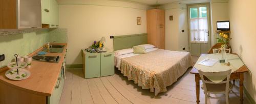 a small room with a bed and a kitchen at Agriturismo Maso Giomo in Brentonico