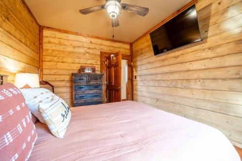TV a/nebo společenská místnost v ubytování Entire Log Home Perfect Summer Vacation Hideout