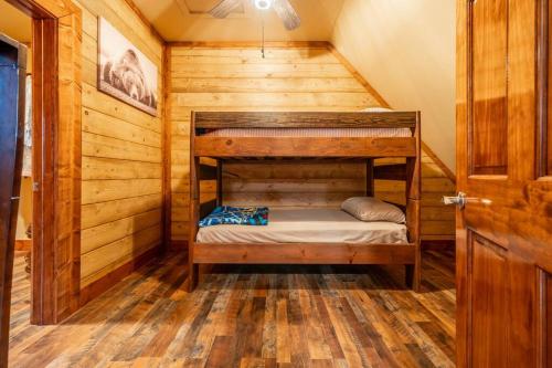Postel nebo postele na pokoji v ubytování Entire Log Home Perfect Summer Vacation Hideout