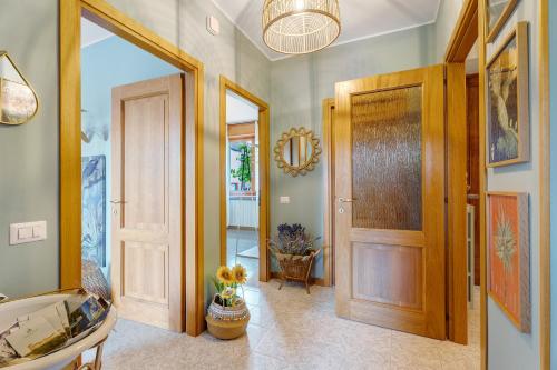 a hallway with a wooden door and aoyer with a sink at La Casa Dei Girasoli-Lago Maggiore in Castelletto sopra Ticino