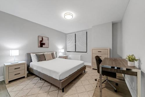 a bedroom with a bed and a desk and a desk at Avenue A821 I Cozy And Comfy Philadelphia Stay in Philadelphia