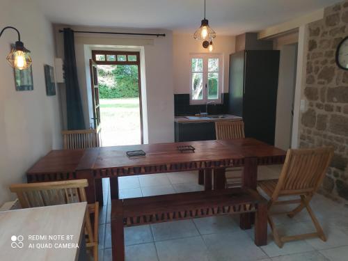 une salle à manger avec une table et des chaises en bois dans l'établissement Le mas du Masrembaud, à Lupersat