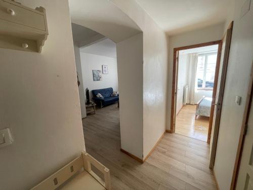 Na otwartym korytarzu znajduje się salon z kanapą. w obiekcie Les Platanes - Renoir Rez de chaussée w mieście Lamalou-les-Bains
