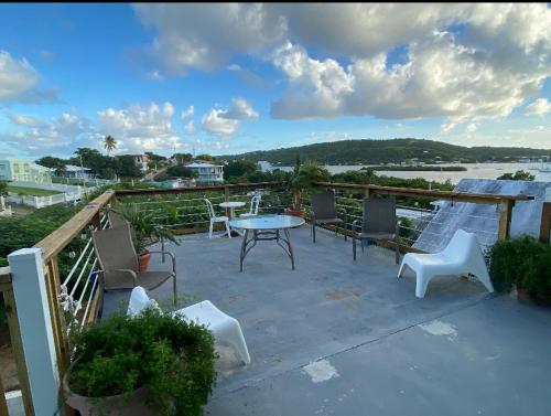 a patio with a table and chairs on a balcony at Casa Wilo in Culebra