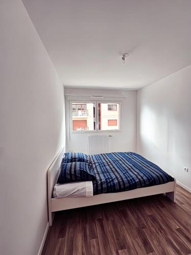 un lit dans une chambre avec une fenêtre dans l'établissement F4 avec Terrasse & Vue sur Seine 10 min de Paris, à Ivry-sur-Seine