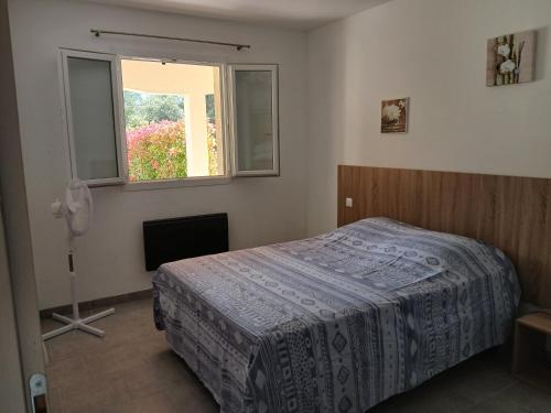 une chambre avec un lit et une fenêtre dans l'établissement Se ressourcer au calme, à Régusse