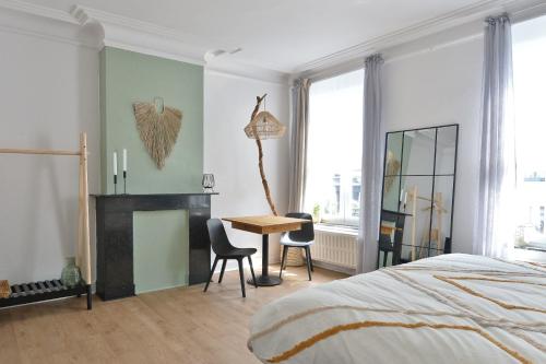 Postel nebo postele na pokoji v ubytování La chambre de Sam - Chambre lit 180 avec SDB privée proche centre ville