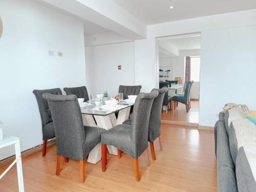 a dining room with a table and chairs at Apartamento moderno y céntrico en Lima, 3 Dormitorios in Lima