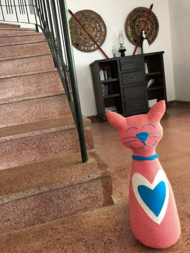 a red and white vase sitting next to some stairs at Murphy's Transit Villa Airport Pick & Drop Katunayake in Katunayake