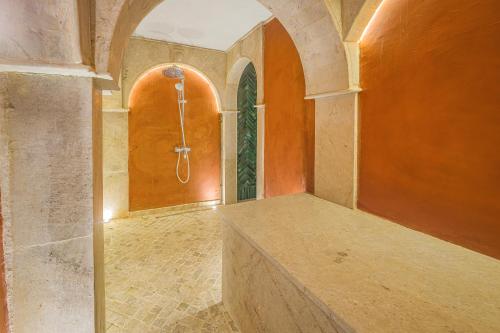 una camera con cabina doccia in un edificio di La Menara Hotel & SPA a Sidi Bou Saïd