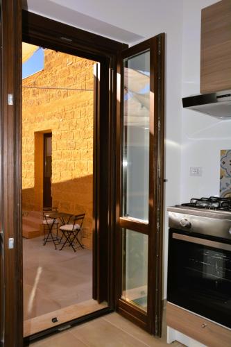 a kitchen with a glass door and a stove at Il Giardino del Tempio in Agrigento