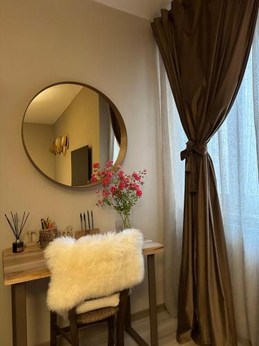 a mirror on a wall next to a table with a mirror at Il Sogno in Spello