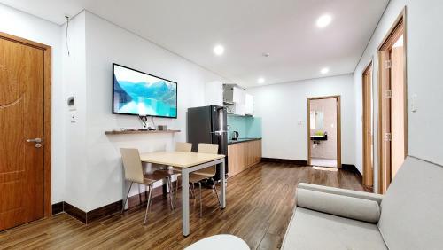 Una cocina y un comedor con mesa y sillas. en GOLD VILLA Apartment, en Da Nang