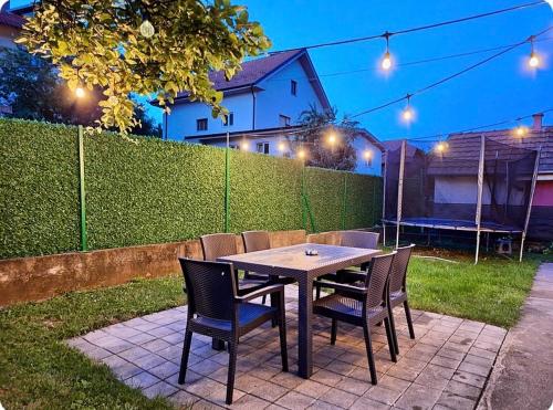 Un jardín fuera de Apartmani Vlasina Sokobanja