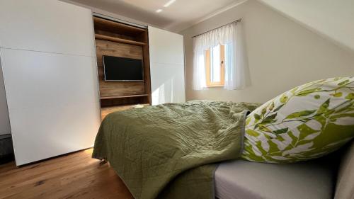 a living room with a couch and a television at Ferienhaus Klöcher Sunseitn in Pirchweingarten