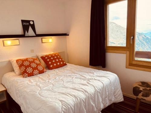 ein Schlafzimmer mit einem Bett mit Kissen und einem Fenster in der Unterkunft Duplex cosy 6/7 pers. à Avoriaz, balcon - FR-1-634-87 in Morzine