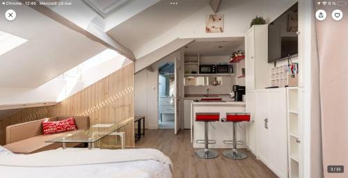 Cette chambre comprend un lit, une table et une cuisine. dans l'établissement Studio atypique central mais calme, quartier VIP, plage 50m, à Nice