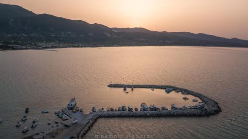 アリカナスにあるPAHNIS studiosの水の中の島