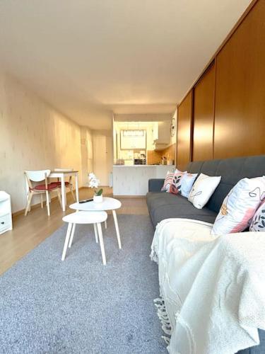 un salon avec un canapé et une table dans l'établissement Charme & Confort T2 Lumineux entre Paris and Disney, à Villiers-sur-Marne