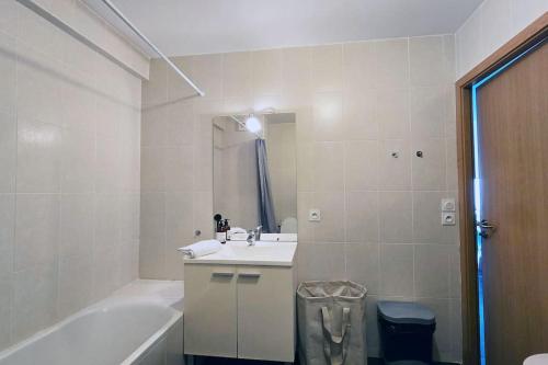 une salle de bain avec un lavabo, une baignoire et des toilettes dans l'établissement bnbgônes - Le cosy SAINT LOUIS - METRO JEAN MACE ET SAXE GAMBETTA, à Lyon