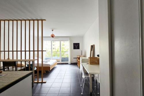 Cette chambre comprend une cuisine et une salle à manger. dans l'établissement bnbgônes - Le cosy SAINT LOUIS - METRO JEAN MACE ET SAXE GAMBETTA, à Lyon