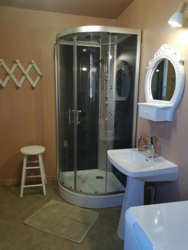 une salle de bain avec une douche en verre et un lavabo dans l'établissement Appartement 50 M de la mer, à Barneville-Carteret