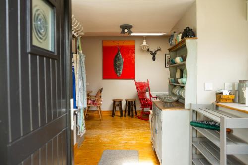 Dapur atau dapur kecil di Fyne Byre Cottage - Barn Conversion with Hot Tub