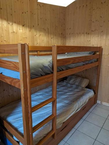 Ce lit superposé se trouve dans un dortoir doté de 2 lits superposés. dans l'établissement Pitchoun Oustaou du Champsaur, à La Fare-en-Champsaur