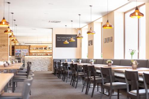Restoran atau tempat lain untuk makan di Hotel Sněžné