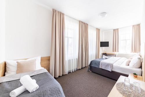 Katil atau katil-katil dalam bilik di Hotel Sněžné