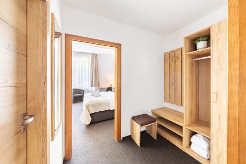 Katil atau katil-katil dalam bilik di Hotel Sněžné
