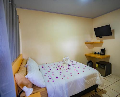 a room with a bed with flowers on it at Nomada Monteverde in Monteverde Costa Rica