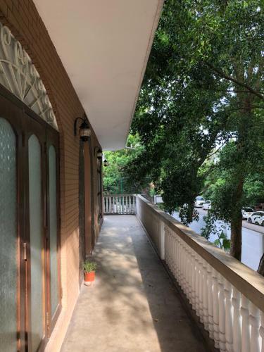 a walkway next to a building with a tree at Murphy's Transit Villa Airport Pick & Drop Katunayake in Katunayake