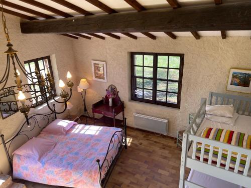 une chambre avec un lit et deux fenêtres dans l'établissement Les bergeries de DANIELLE, à Draguignan