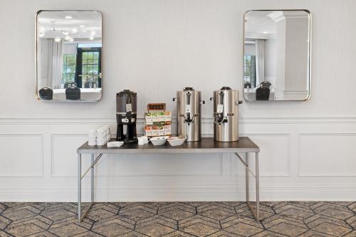 Tetera y cafetera en Delta Hotels by Marriott Fredericton