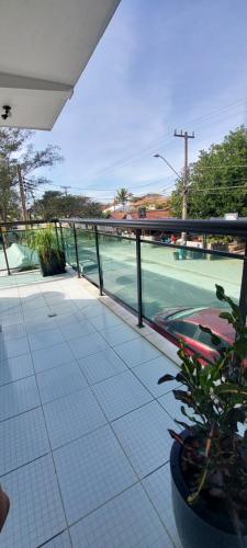 Μπαλκόνι ή βεράντα στο Apartamento de frente para a praia de Itaúna Saquarema