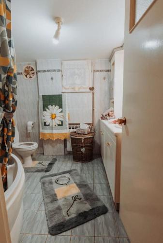 a bathroom with a toilet and a rug on the floor at tony's house in Kámpos