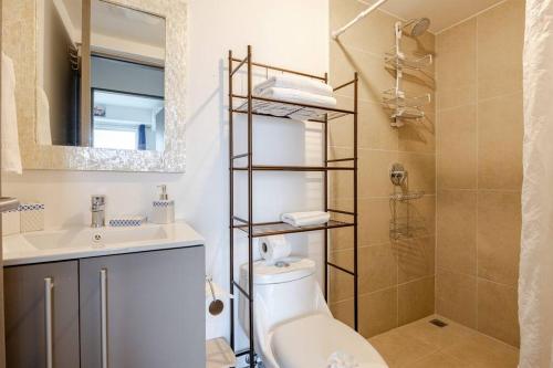 Un baño con inodoro, lavabo y ducha. en Ocean View steps to the beach, en Punta Leona