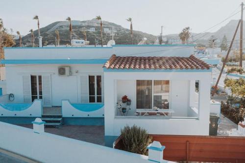 a blue and white house with a window at tony's house in Kámpos