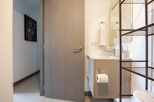 Un baño de Ocean View steps to the beach