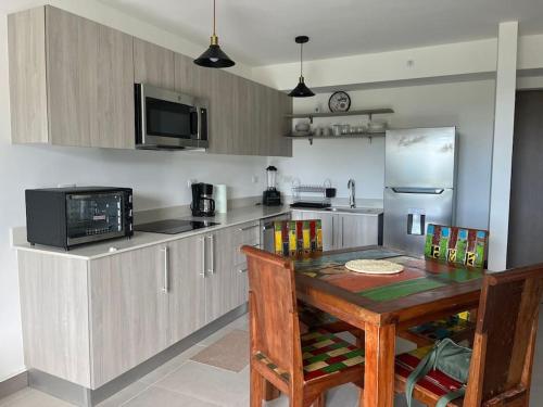 Una cocina o zona de cocina en Ocean View steps to the beach