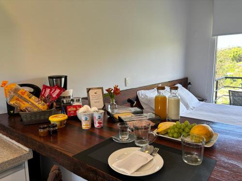 een aanrecht met een dienblad met eten erop bij Latitude Lodge in Cunha