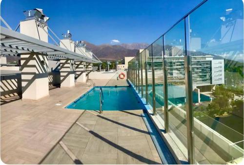 a swimming pool on the roof of a building at Fantástico estudio en CLC in Santiago