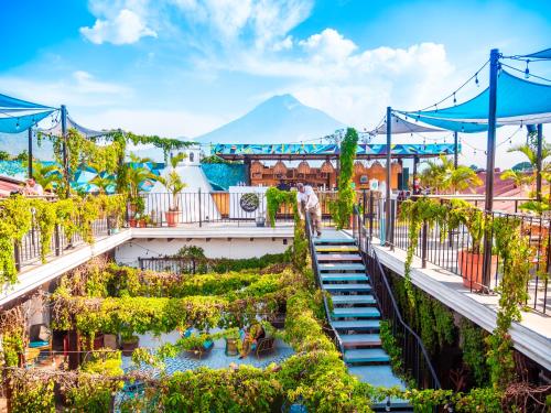 vista su un giardino con una montagna sullo sfondo di Adra Hostel a Antigua Guatemala