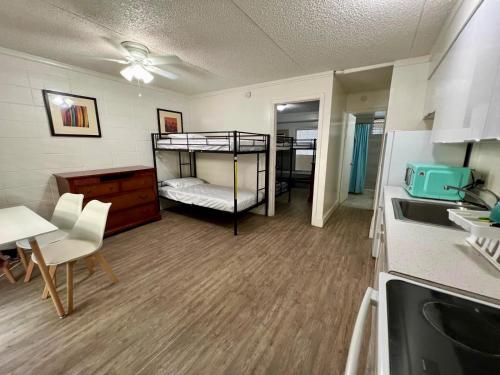 Zimmer mit 2 Etagenbetten und einer Küche in der Unterkunft Waikiki Beachside Hostel in Honolulu