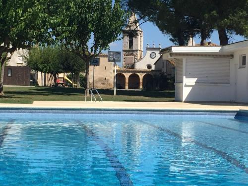 una piscina frente a un edificio con iglesia en Can Pirrot Salitja, en 