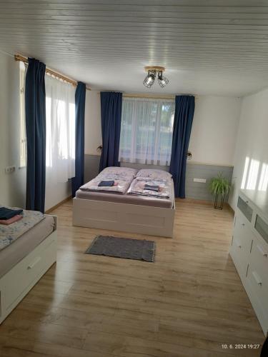 Postel nebo postele na pokoji v ubytování Chaloupka která má šmrnc