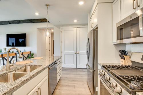 Η κουζίνα ή μικρή κουζίνα στο Toccoa Condo on Golf Course with Patio and Grill